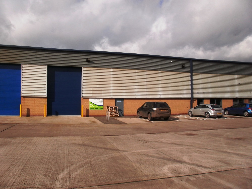 GREAT LOCATION SUPERB WAREHOUSE OR INDUSTRIAL UNIT COMES TO THE