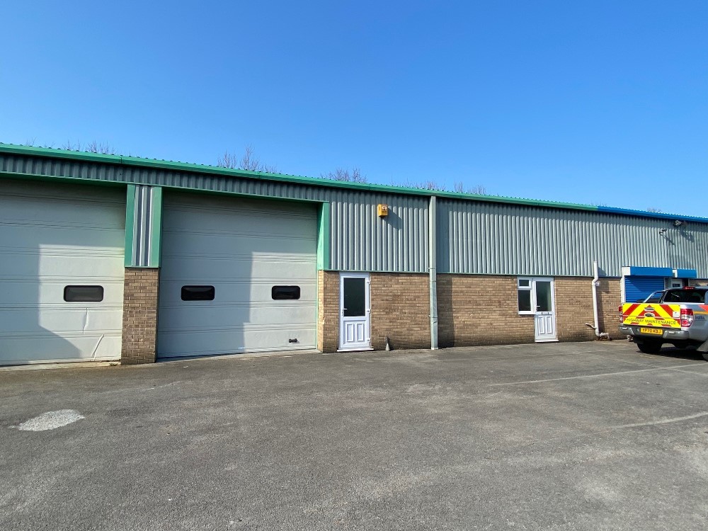 A GREAT OPPORTUNITY TO RENT A REFURBISHED 2,920FT2 WAREHOUSE UNIT IN