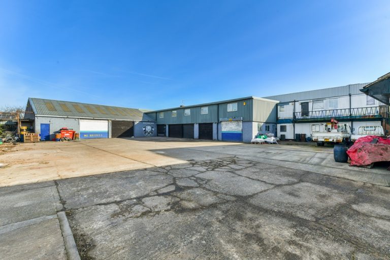 FREEHOLD GARAGE/SHOWROOM AND PREMISES SITUATED ON A 0.6 ACRE